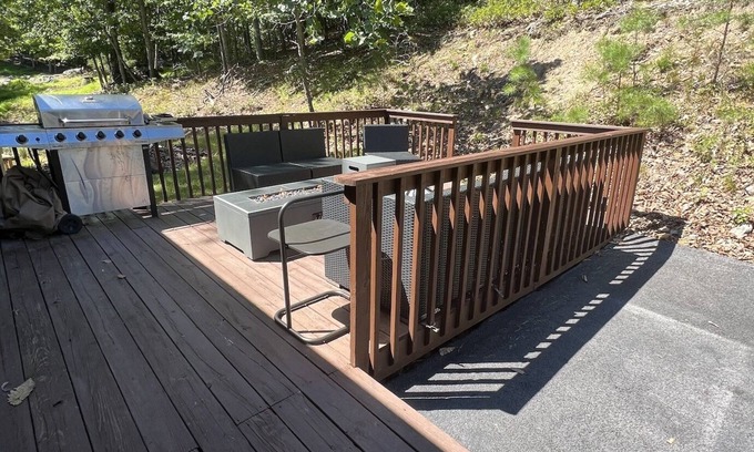 McGaheysville House | Majestic Mountain House with Game room, deck, 2 mins from ski slopes