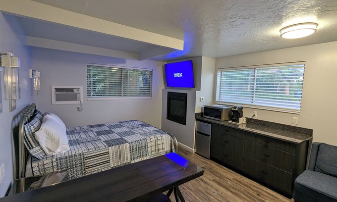 Sandy Hotel | Majestic Rockies Motel