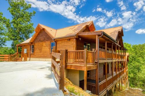 Sevierville House | Majestic Splash-8 Bedroom, Indoor Pool, Hot Tub, 685 FREE tickets each paid day