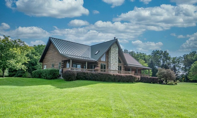 Dundee House | Majestic View Lodge, stunning log cabin