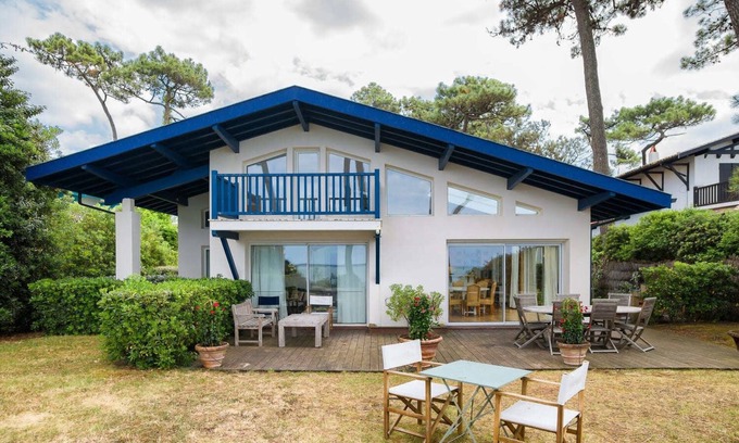 Pyla-sur-Mer Villa | Majestic villa on the first line in Pyla feet in the water