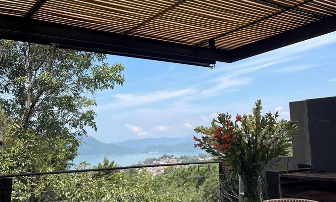 Monte Alto House | Majestuosa residencia con vistas al lago y bosque!