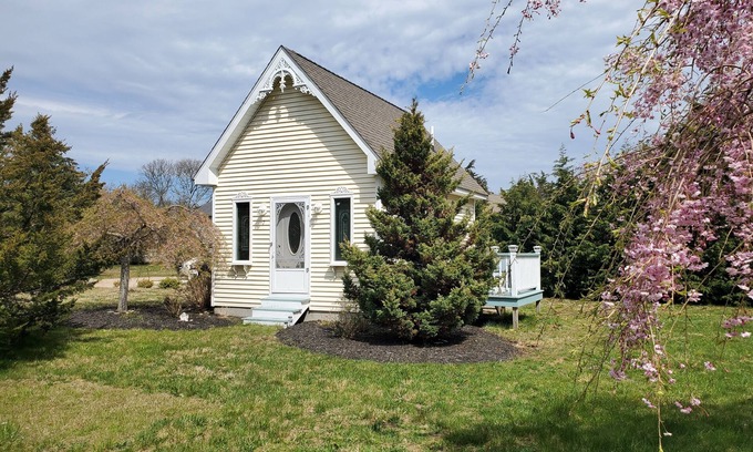 Oak Bluffs Cottage | Make Lasting Memories In This Adorable Vineyard Cottage!