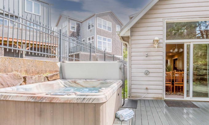 Four Sisters House | Make your Beach Nest, relax in the hot tub, pet friendly, and the beach nearby