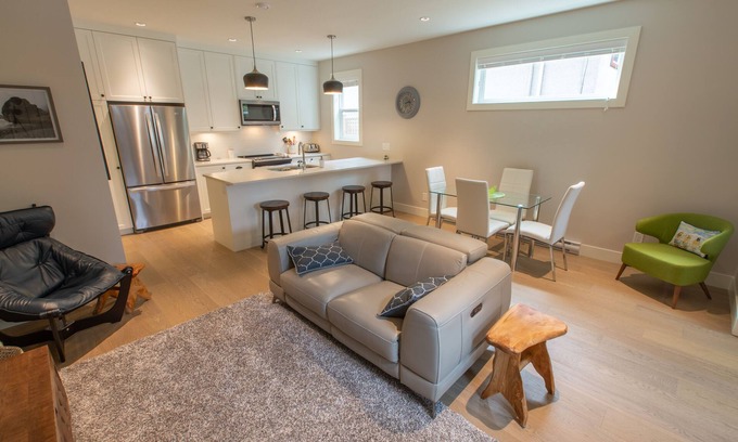Sidney House | Malaview Retreat-Beautiful Townhouse in Lovely Sidney By The Sea by Victoria Prime!