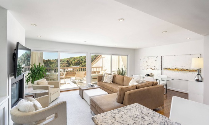 Eastern Malibu Condo | Malibu 2-bedroom designer furnished condo with AC. Central to everything!