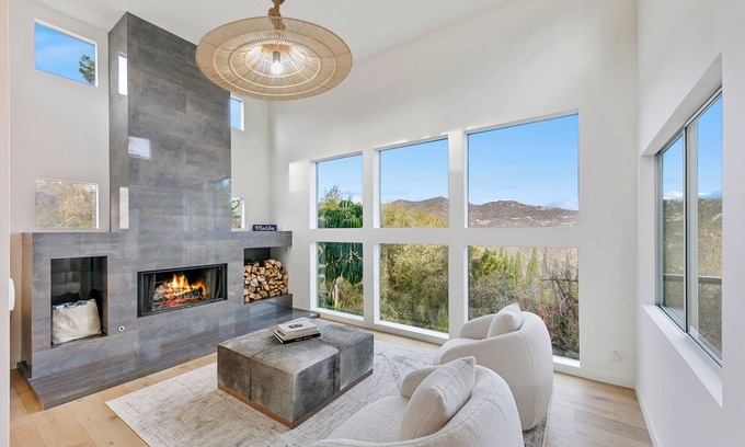 Malibu House | Malibu Beach and Mountain Retreat with Hot Tub