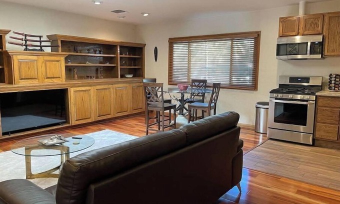 Malibu Canyon House | Malibu Canyon, Calabasas 1+1 Luxury Guest Suite
