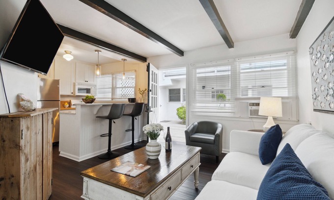 Eastern Malibu Condo | Malibu, Carbon Beach - Suite Six