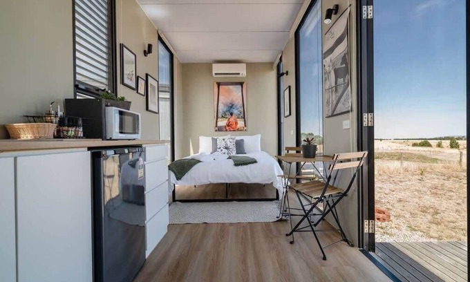 Smeaton House | Maluridae Sunset Views by Tiny Away