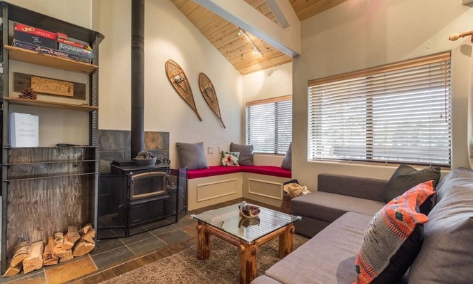 Majestic Pines Condo | Mammoth Basecamp Views & Close to Village & Eagle A/C & Fireplace