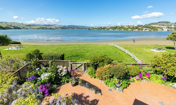 Mana House | Mana Magic - Porirua Waterfront Holiday Home
