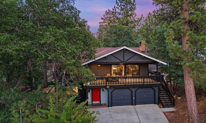 Summit Estates House | Mancave. Steps to Summit Resort. Spa and BBQ.