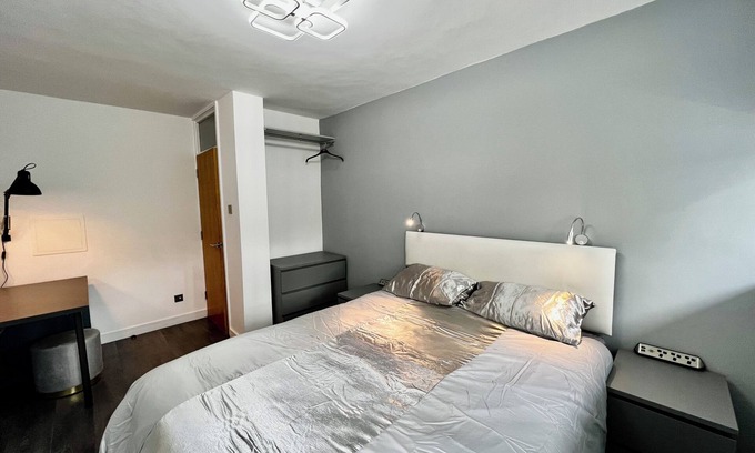 Baguley Apartment | Manchester - 1 Bedroom - Sleeps 3 - Free Parking