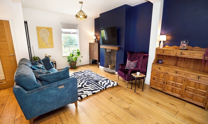 Salford House | Manchester Golf Course View, Sleeps 6