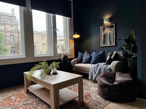 Leeds City Center Apartment | Manhattan-Style Chic Loft, Sleeps 5, Heart of Leeds