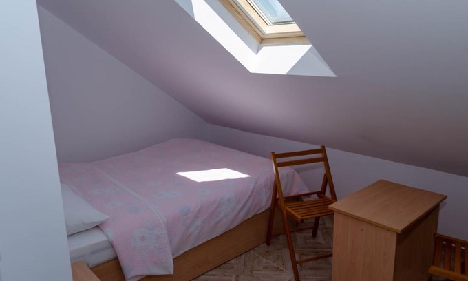Cluj-Napoca Apartment | Mansarda mica cu baie proprie