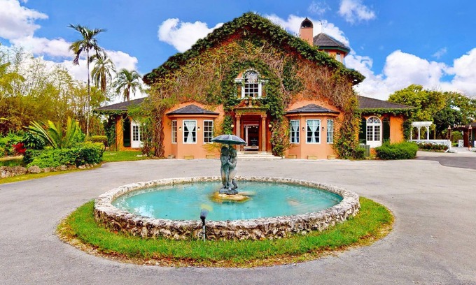 Homestead House | MANSION, short term rentals and events, perfect for weddings.