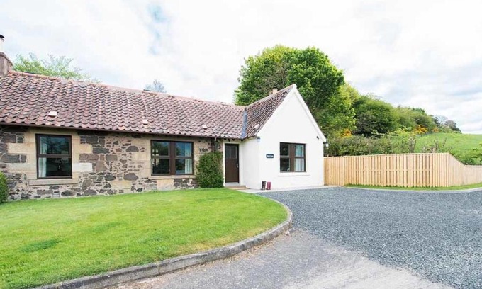 Cupar House | Maple Cottage with Hot Tub near Cupar Fife