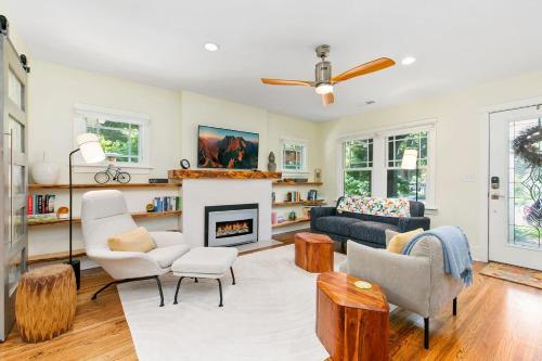 Martinez Park House | Maple Courtyard - Old Town with King Suite & Piano