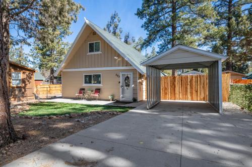 Sugarloaf House | Maple Lane Lodge - Adorable chalet on a fully fenced lot with a hot tub and more!