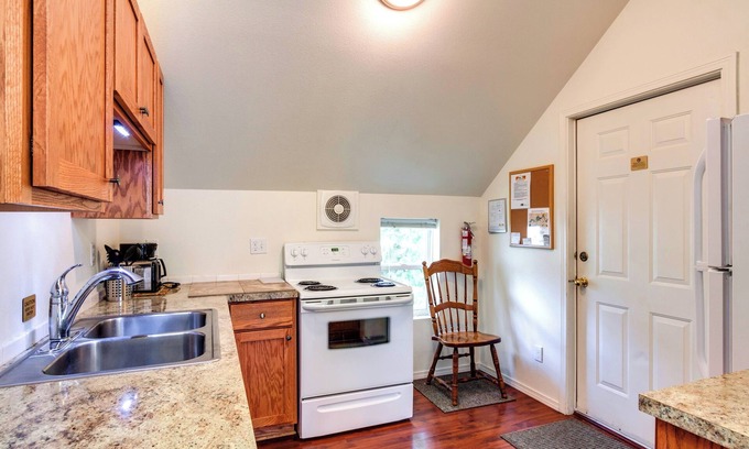 West Central Apartment | Maple Leaf Manor Suites - 3 Bedroom Apartment queen with Balcony