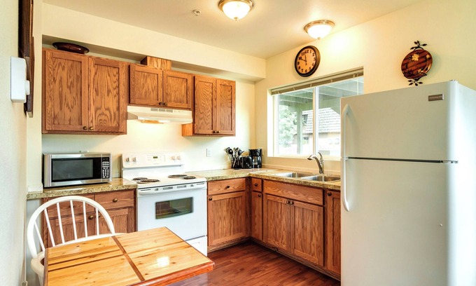 West Central Apartment | Maple Leaf Manor Suites - 2 bedroom Apartment queen ground floor
