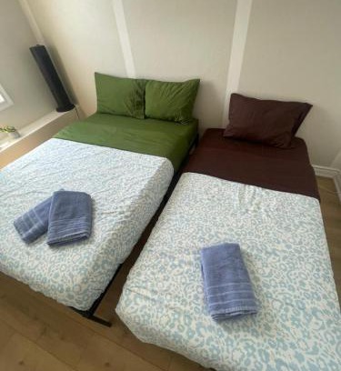 Bay Cloverhill House | Maple Leaf Stay-Walk to UOFT,DT,STREET CARS,BARS,ROM-Free Wifi