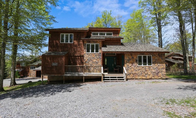 Timberline House | Maple Lodge Beautiful contemporary home right in the middle of hiker heaven!