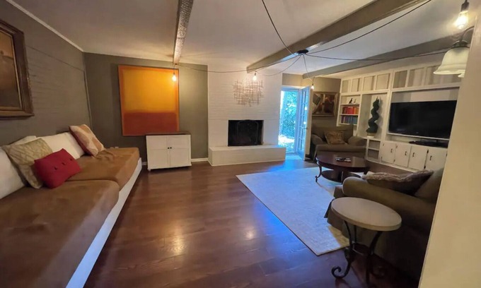 Northport House | Maple Tree House - 3 miles from stadium, tucked away from traffic