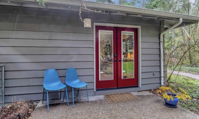 Multnomah Village House | Maplewood ADU Garden Retreat w/full kitchen. Washer/Dryer in unit. Private.