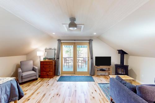 Lake Township Apartment | Maplewood Loft