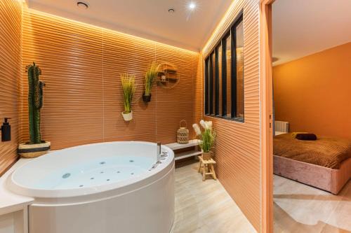 Quartier Sainte-Avoye Apartment | MARAIS POMPIDOU 3e, jacuzzi, 2 chambres, 4 à 6P