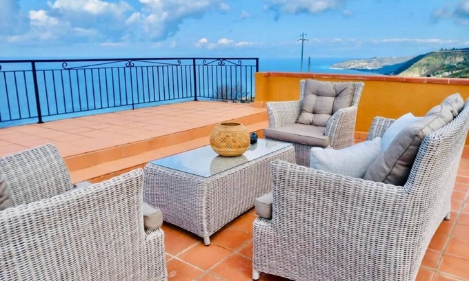 Parghelia Apartment | Marasusa “The Penthouse”