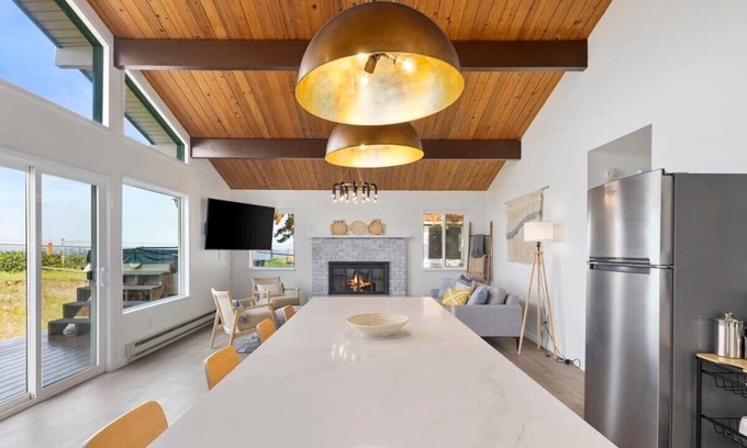 Oak Harbor House | @ Marbella Lane - Cozy SEAClusion Cabin