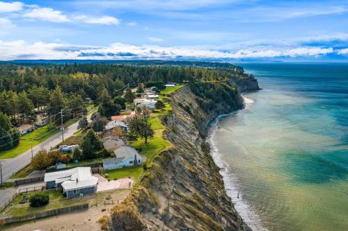 Oak Harbor House | @ Marbella Lane - Seas the Bay sanctuary