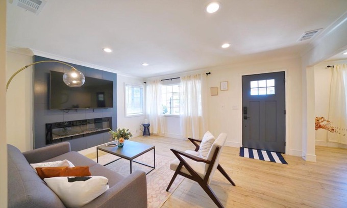 Redwood City House | @ Marbella Lane - Vibrant 4BR RWC Ldry + P