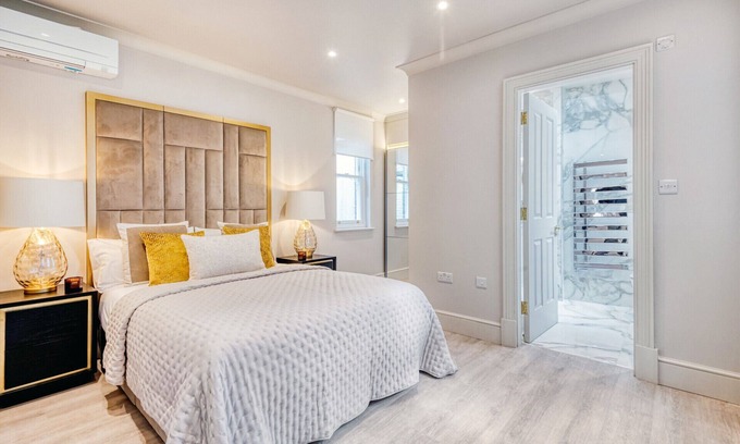 City of Westminster Apartment | Marble Arch Suite 3-Hosted by Sweetstay