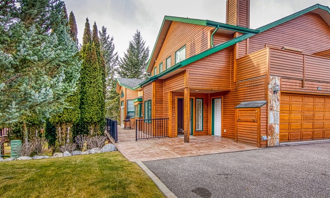 East Kootenay House | Marble Canyon 4 bedroom townhome: Unit 402P2 with golf course view