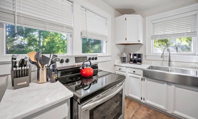 Sans Souci House | Margaret's Place - 3 miles to Downtown Greenville!