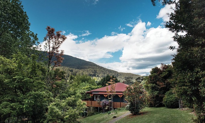 Warburton House | Margate - character house with mountain views