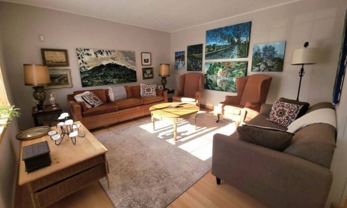 Margate House | Margate Homestead 'Art House' w/artist studio/views/beaches/golf/sp.retreat