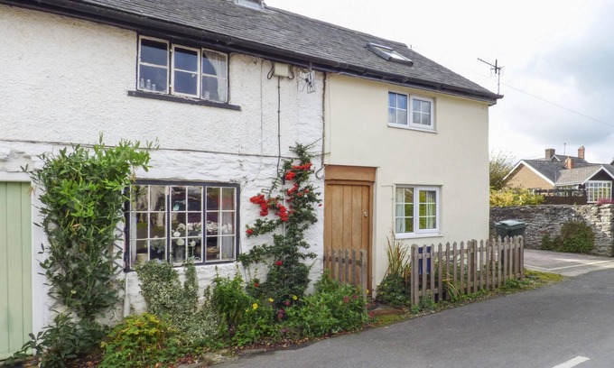 Clun Cottage | MARIGOLD COTTAGE, pet friendly, character holiday cottage in Clun
