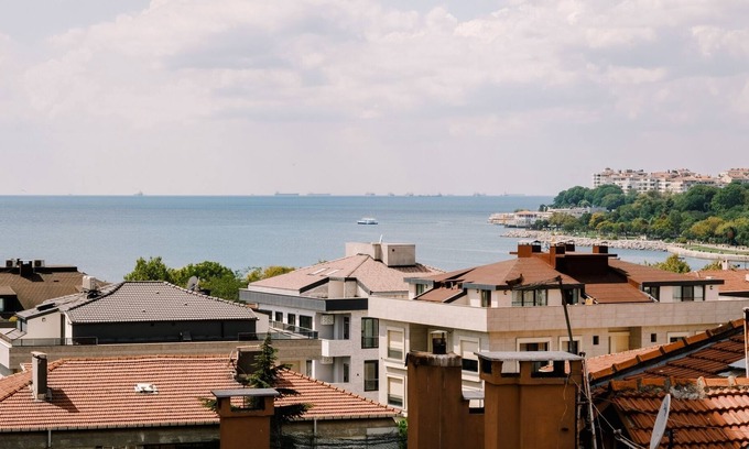 Fenerbahce Apartment | Marina Close Duplex with Patio, 5 min to Sea View