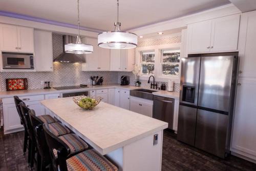 Monticello House | Marina Hillside Lakefront Retreat