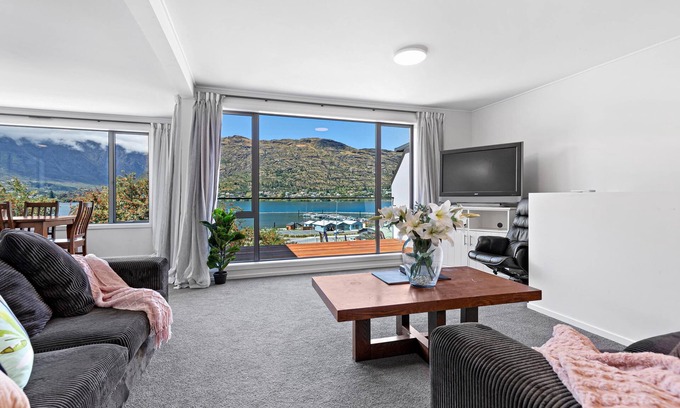Frankton Apartment | Marina Views 2 Bedroom Home with Sunny Balcony