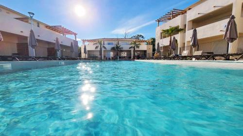 Bravone Apartment | MARINE DE BRAVONE T2 Terrasse Front de mer - Plage pieds dans l'eau - Clim - Piscine - WIFI