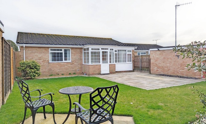 Bognor Regis Cottage | Marine Lodge - a bungalow that sleeps 4 guests in 2 bedrooms