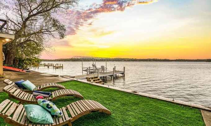 Delafield House | Mariner Harbor: 5BR Lake House, Pontoon Rental, Walk to beach