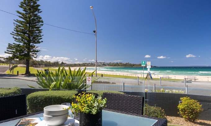 Mollymook Apartment | Mariners 3 - The closet apartment to Mollymook Beach, you can almost touch it!
